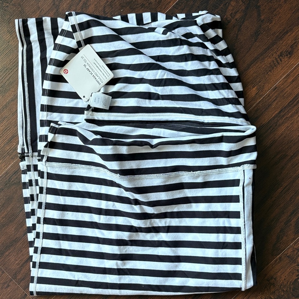 Lululemon Athletica Black and White Striped scarf can we wear multiple ways